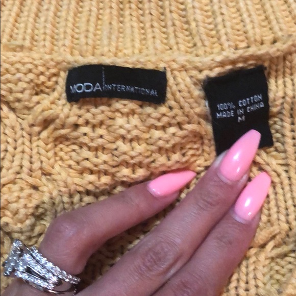 Yellow sweater! - Picture 3 of 4